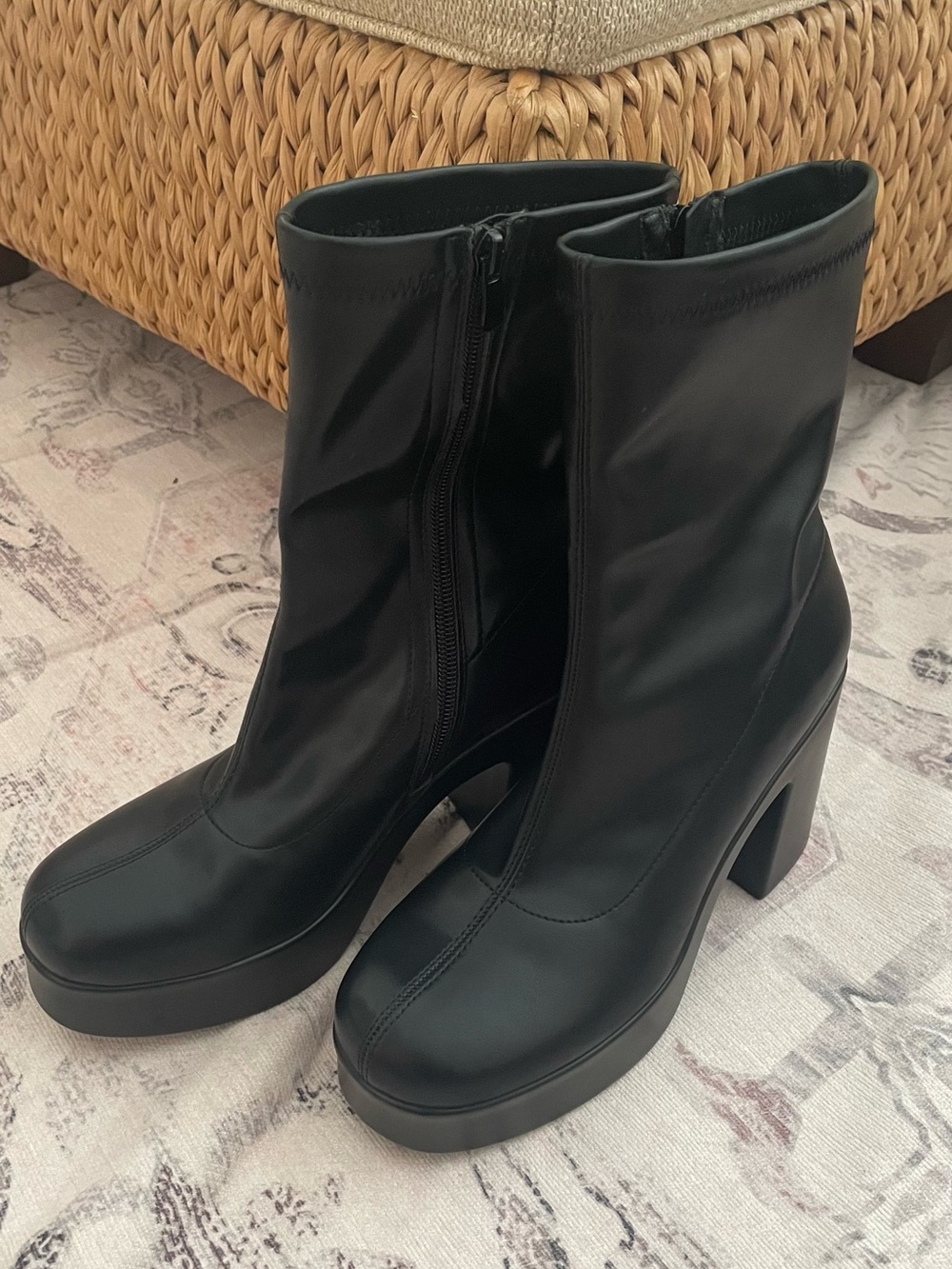 DREAMPAIRS Women's Black Platform Go Go Boots - Sleek Zip Closure - Size 8.5